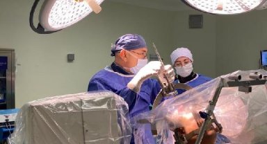 12 yaşında Parkinson'a yakalandı; 21 yıl sonra beyin pili ameliyatı oldu