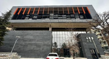 32 yıl önce ölen babaları adına kütüphane ve konferans salonu yaptırdılar