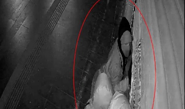 60 bin liralık tespih ve hediyelik eşya çalan ters montlu hırsızlar kamerada