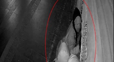 60 bin liralık tespih ve hediyelik eşya çalan ters montlu hırsızlar kamerada