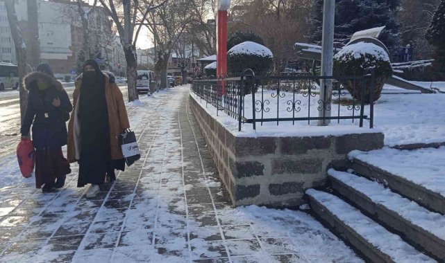 Afyonkarahisar'da kar yağışı etkisini gösterdi