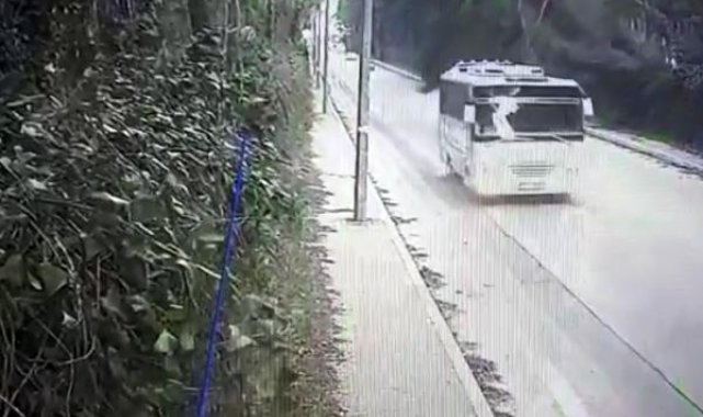 Ağaç, servis otobüsü geçtikten saniyeler sonra devrildi