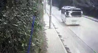 Ağaç, servis otobüsü geçtikten saniyeler sonra devrildi