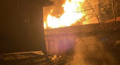 Alev alev yanan ahırdaki hayvanlar son anda kurtarıldı