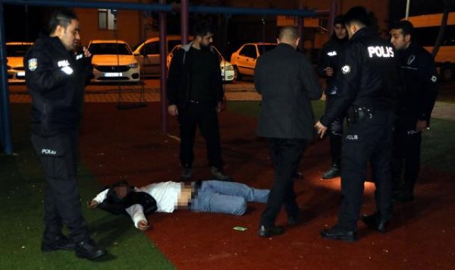 Alkollü şüpheli bıçakla saldırdıktan sonra olay yerinde bayıldı: 1 yaralı
