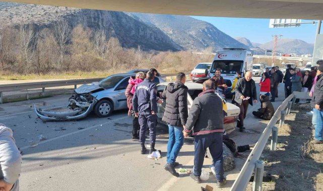 Amasya'da iki otomobil çarpıştı: 5 yaralı