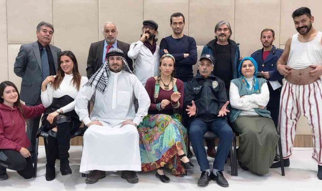 Amatör tiyatro topluluğu "Al Gözüm Seyreyle"yi sahneliyor