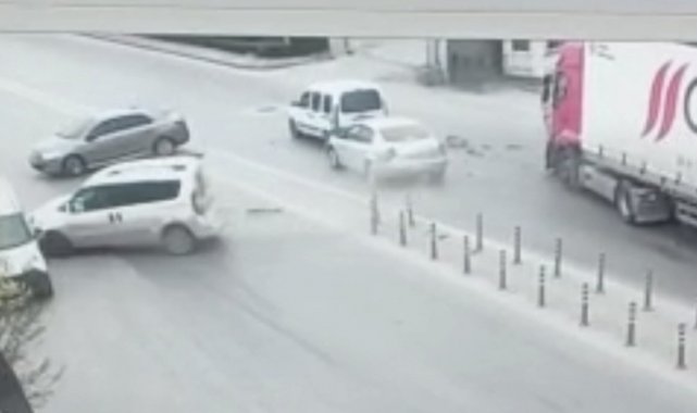 Anayolda dönüş yapmaya çalıştı, zincirleme kazaya yol açtı