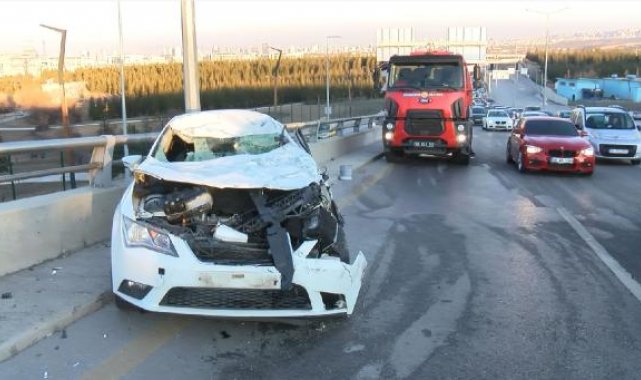 Ankara'da kontrolden çıkan otomobil, karşı yola uçtu: 3 yaralı