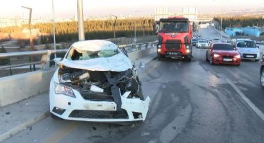 Ankara'da kontrolden çıkan otomobil, karşı yola uçtu: 3 yaralı