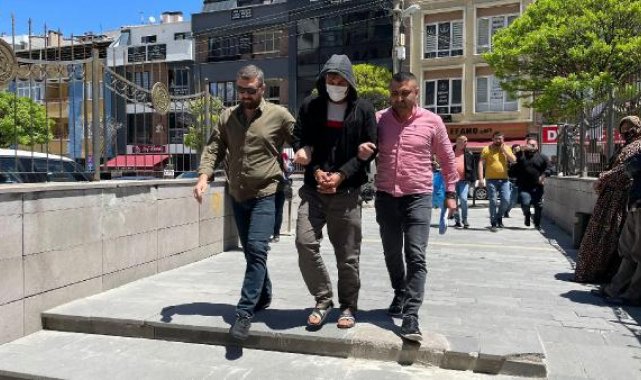 Annesini öldüren çocuk ve azmettirmekle suçlanan babası yargılandı, kadınlar eylem yaptı