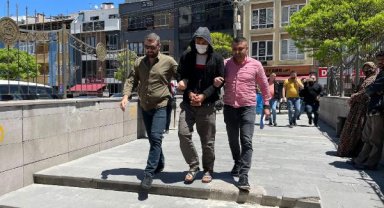 Annesini öldüren çocuk ve azmettirmekle suçlanan babası yargılandı, kadınlar eylem yaptı