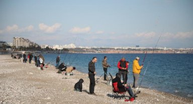 Antalya'da balık havuzunun patladığını duyan, oltalarıyla sahile koştu