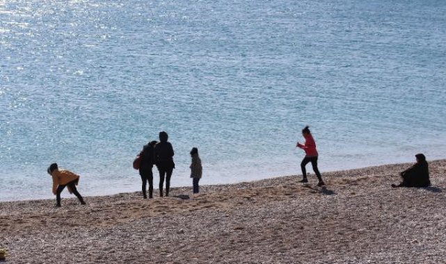 Antalya'da deniz suyu sıcaklığı 18 derece; turistler yüzdü