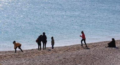 Antalya'da deniz suyu sıcaklığı 18 derece; turistler yüzdü
