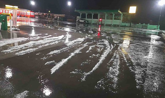 Antalya'da doludan kaçan araçlar akaryakıt istasyonlarına sağındı