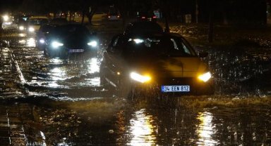Antalya'da etkili olan fırtınada araçlar yolda kaldı, uçağa yıldırım isabet etti