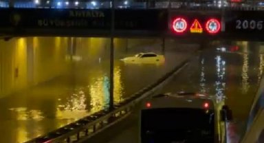 Antalya'da etkili olan fırtınada araçlar yolda kaldı, uçağa yıldırım isabet etti
