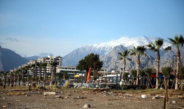 Antalya'da fırtına sonrası sahilde temizlik