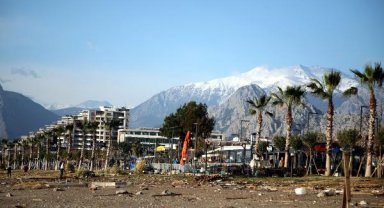 Antalya'da fırtına sonrası sahilde temizlik