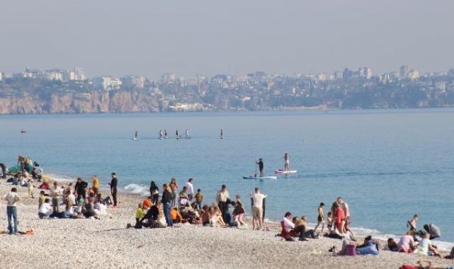 Antalya'da güzel havayı fırsat bilenler sahile akın ettı