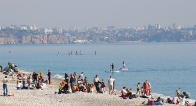 Antalya'da güzel havayı fırsat bilenler sahile akın ettı