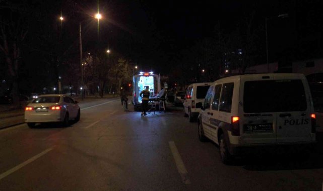 Aracında ölen kadını ihbardan dönen polisler buldu