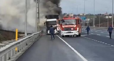 Arnavutköy'de kargo yüklü kamyon alev alev yandı