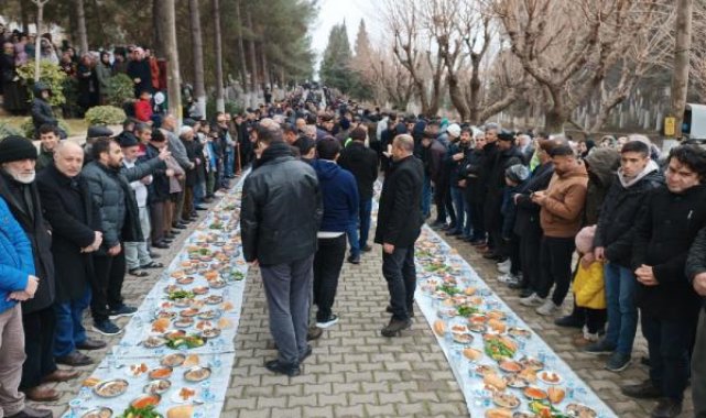 Aşiret liderini anma töreninde 2 bin metrelik yer sofrası kuruldu
