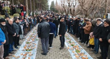 Aşiret liderini anma töreninde 2 bin metrelik yer sofrası kuruldu