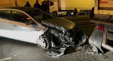 Ataşehir'de kaza yaptıkları otomobili bırakıp kaçtılar