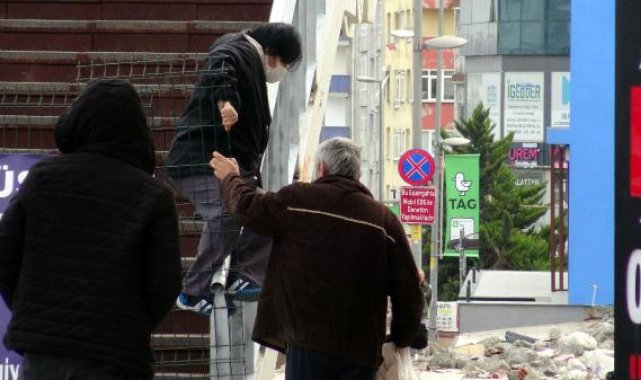 Avcılar'da kapatılan üst geçitten tehlikeli geçiş