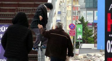 Avcılar'da kapatılan üst geçitten tehlikeli geçiş
