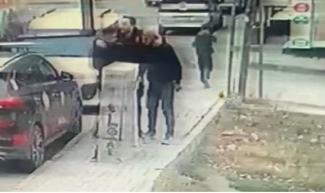 Avcılar'da polisin gözü önünde uyuşturucu alışverişi yapan şüpheliler yakalandı