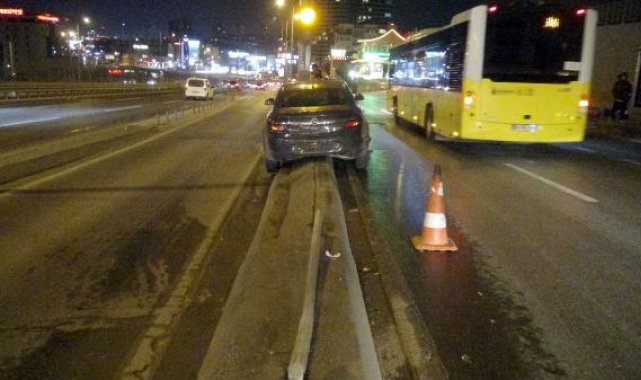 Avcılar'da refüje çıkan otomobil yön direğine çarptı