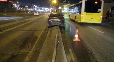 Avcılar'da refüje çıkan otomobil yön direğine çarptı