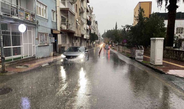 Aydın'da sağanak yağış etkili oluyor
