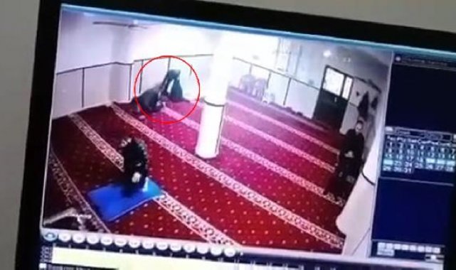 Aynı camide bir gün arayla namaz kılanların telefonlarının çalınması kamerada