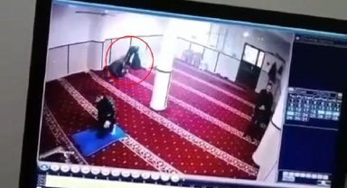 Aynı camide bir gün arayla namaz kılanların telefonlarının çalınması kamerada