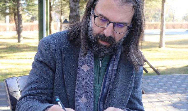 Babasının siteminden etkilenip 25 yıl sonra öğrencisi olduğu üniversiteye döndü