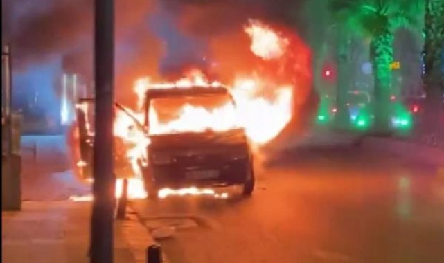 Bahçelievler'de satış için götürdüğü araç yolda alev alev yandı