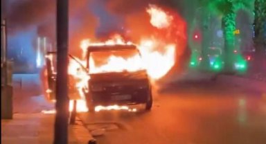 Bahçelievler'de satış için götürdüğü araç yolda alev alev yandı