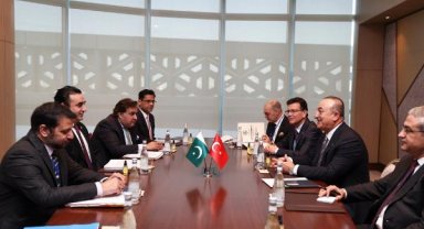 Bakan Çavuşoğlu, Pakistan Dışişleri Bakanı Zardari ile görüştü