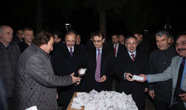 Bakan Dönmez Bilecik'te vatandaşlara kandil simidi dağıttı
