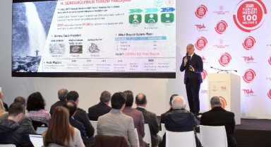 Bakan Ersoy: Türkiye bu sene turizm gelirinde Cumhuriyet tarihi rekorunu kırdı