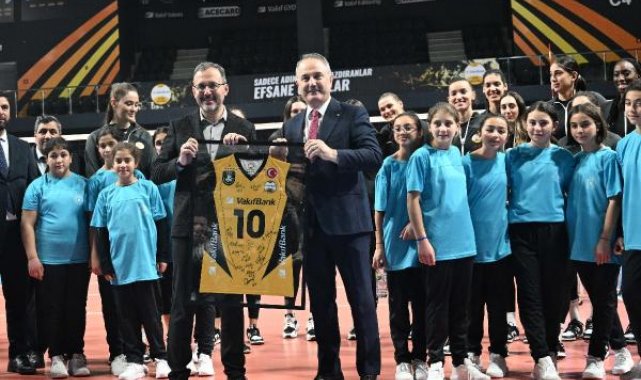 Bakan Kasapoğlu ile Guidetti, Kars'tan gelen kız voleybolcularla buluştu