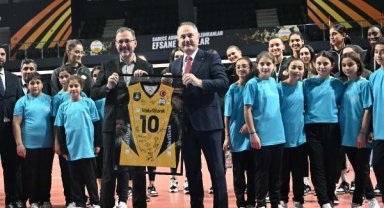 Bakan Kasapoğlu ile Guidetti, Kars'tan gelen kız voleybolcularla buluştu