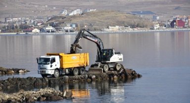 Bakan Kurum: Van Gölü'nde 807 bin metreküp dip çamuru temizlendi
