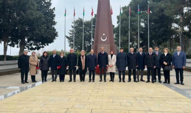 Bakan Özer, Azerbaycan'da Türk Şehitliği'ni ziyaret etti