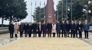 Bakan Özer, Azerbaycan'da Türk Şehitliği'ni ziyaret etti
